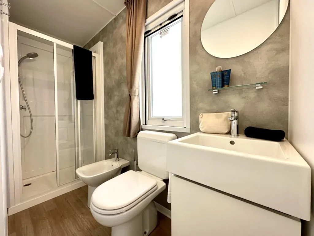 union-lido-park-resort-estivo-compact-interior-bathroom