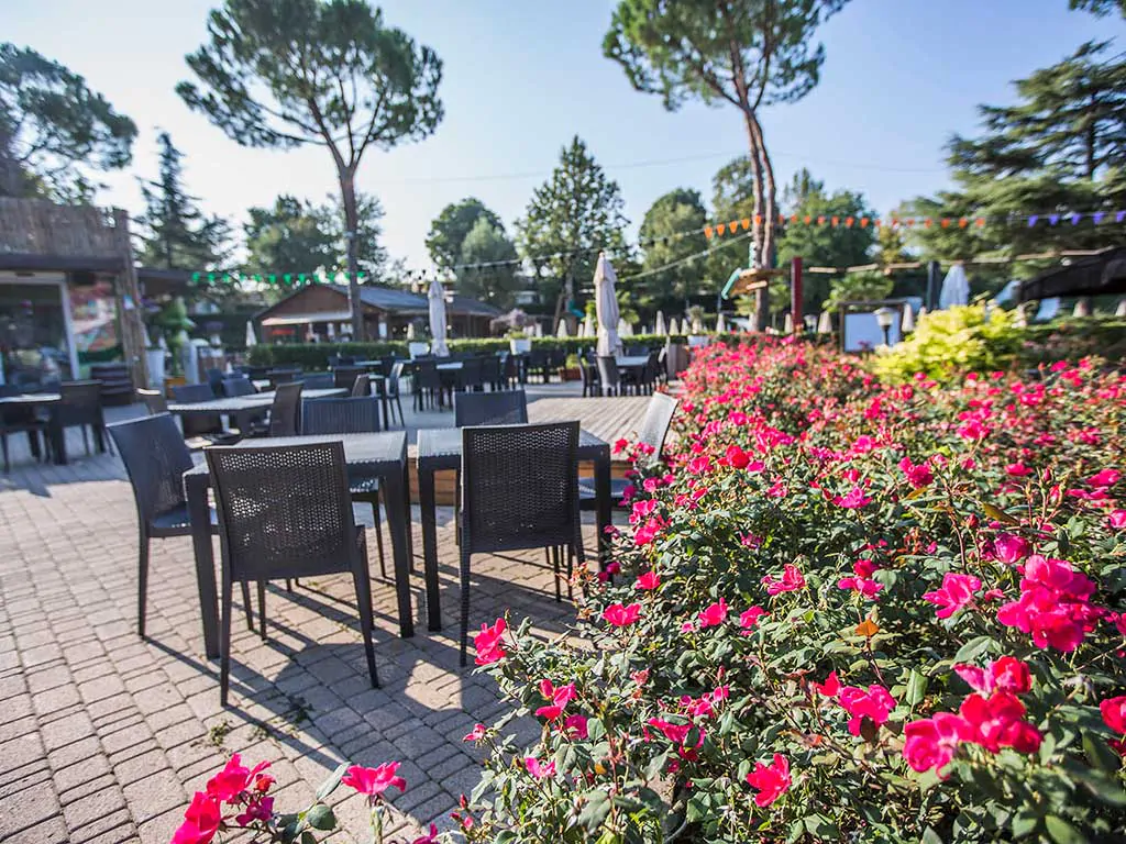 altominicio-camping-restaurant-terrace