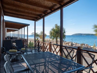 amadria-park-sibenik-premium-beach-mobile-home-exterior-terrace