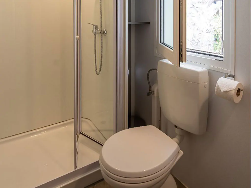 amadria-park-sibenik-premium-beach-mobile-home-interior-bathroom