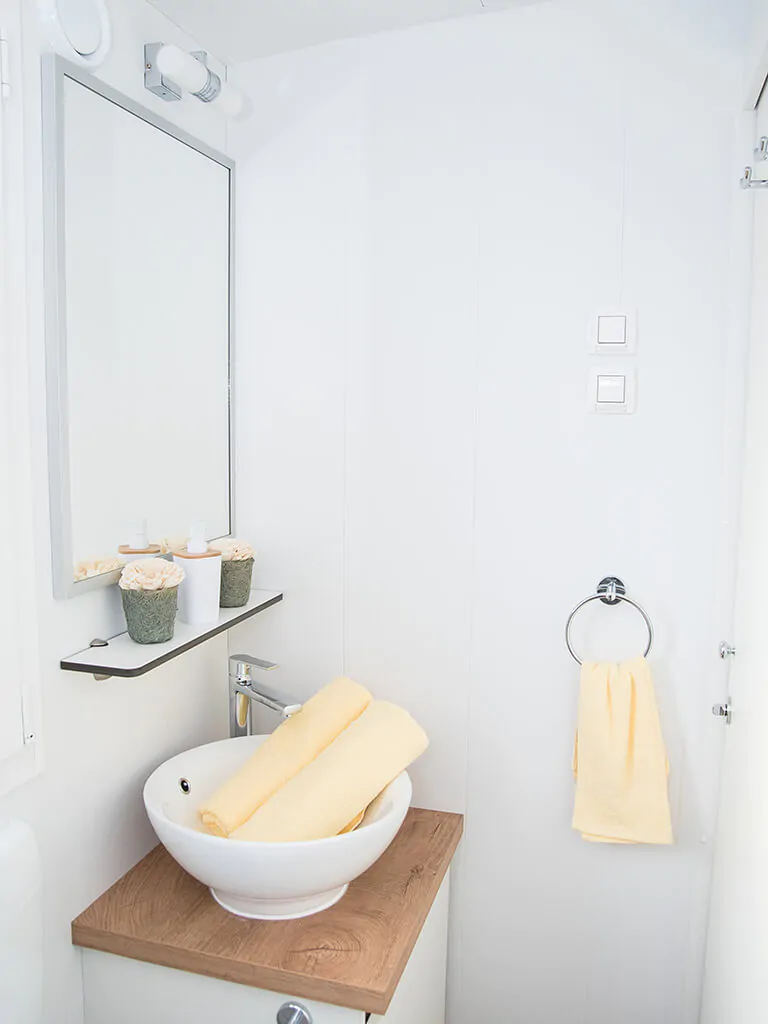 big-bear-plitvice-resort-bathroom-interior-of-mobile-home-superior-luxe-vii
