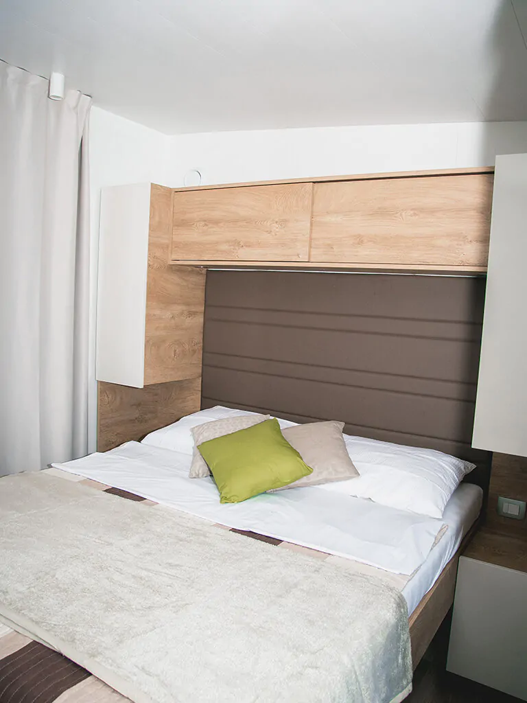big-bear-plitvice-resort-bedroom-interior-of-mobile-home-superior-luxe-ii