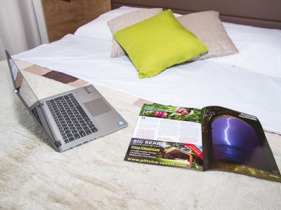 big-bear-plitvice-resort-double-bedroom-interior-of-mobile-home-i
