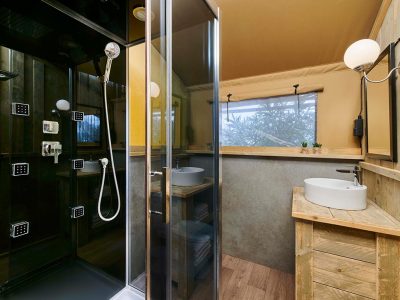 camping-park-umag-family-glamping-tent-bathroom-2