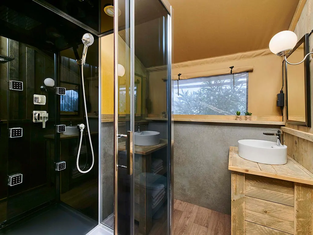 camping-park-umag-family-glamping-tent-bathroom-2