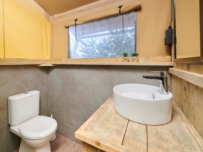 camping-park-umag-family-glamping-tent-bathroom