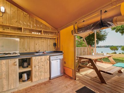 camping-park-umag-family-glamping-tent-kitchen