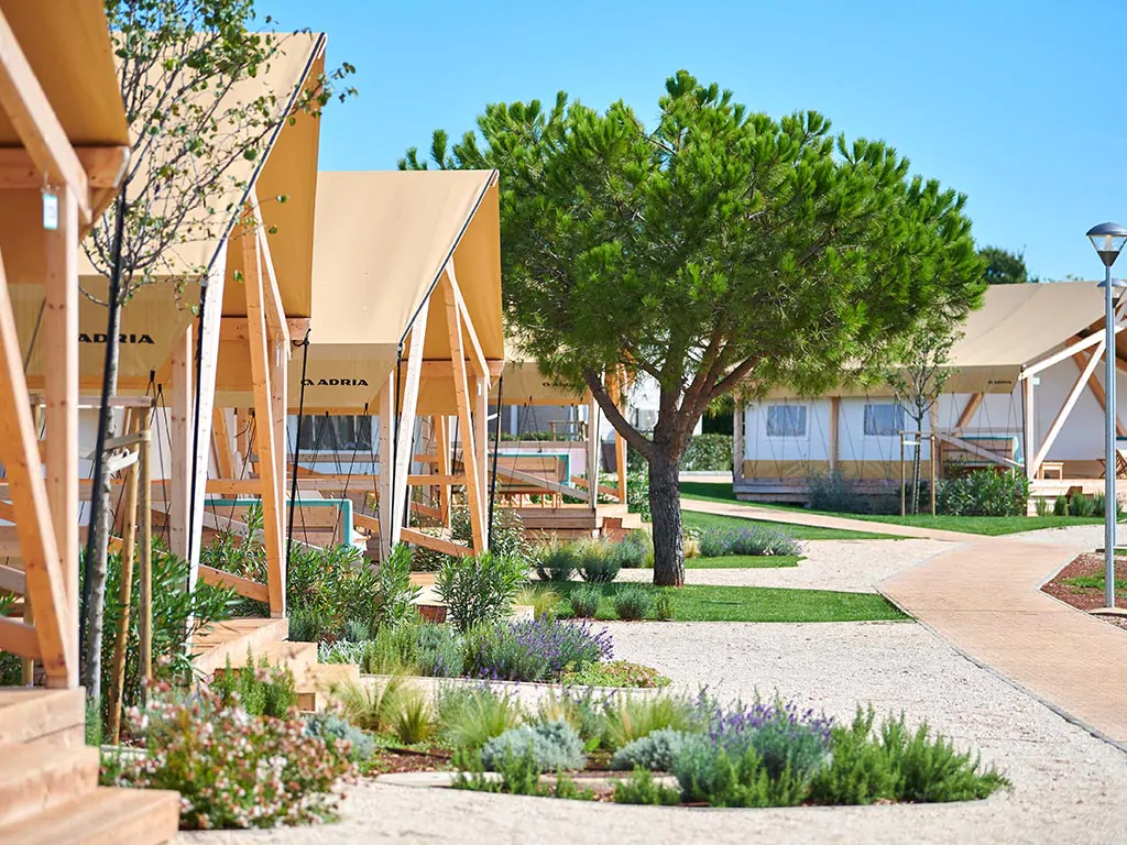 camping-park-umag-glamping-tent-exterior-2