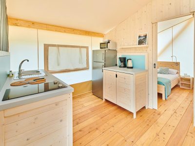camping-park-umag-glamping-tent-kitchen