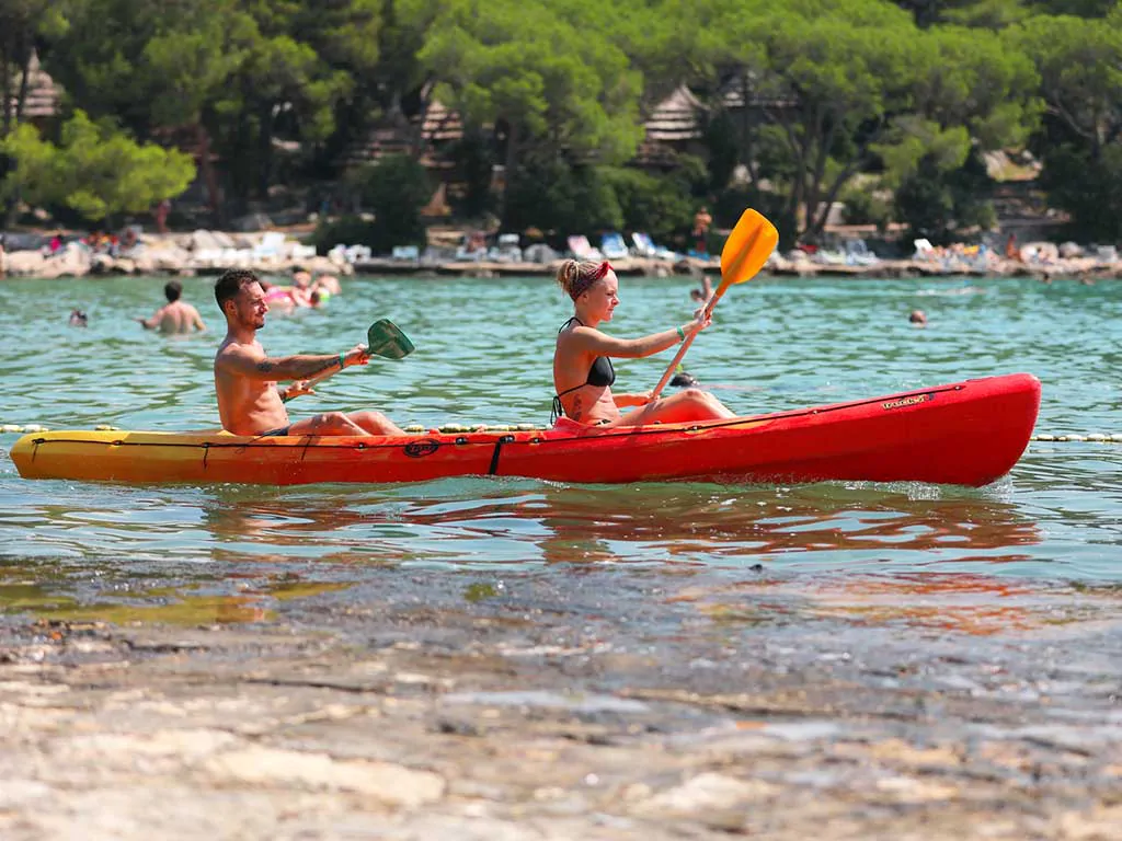 camping-pine-beach-pakostane-beach-kayak