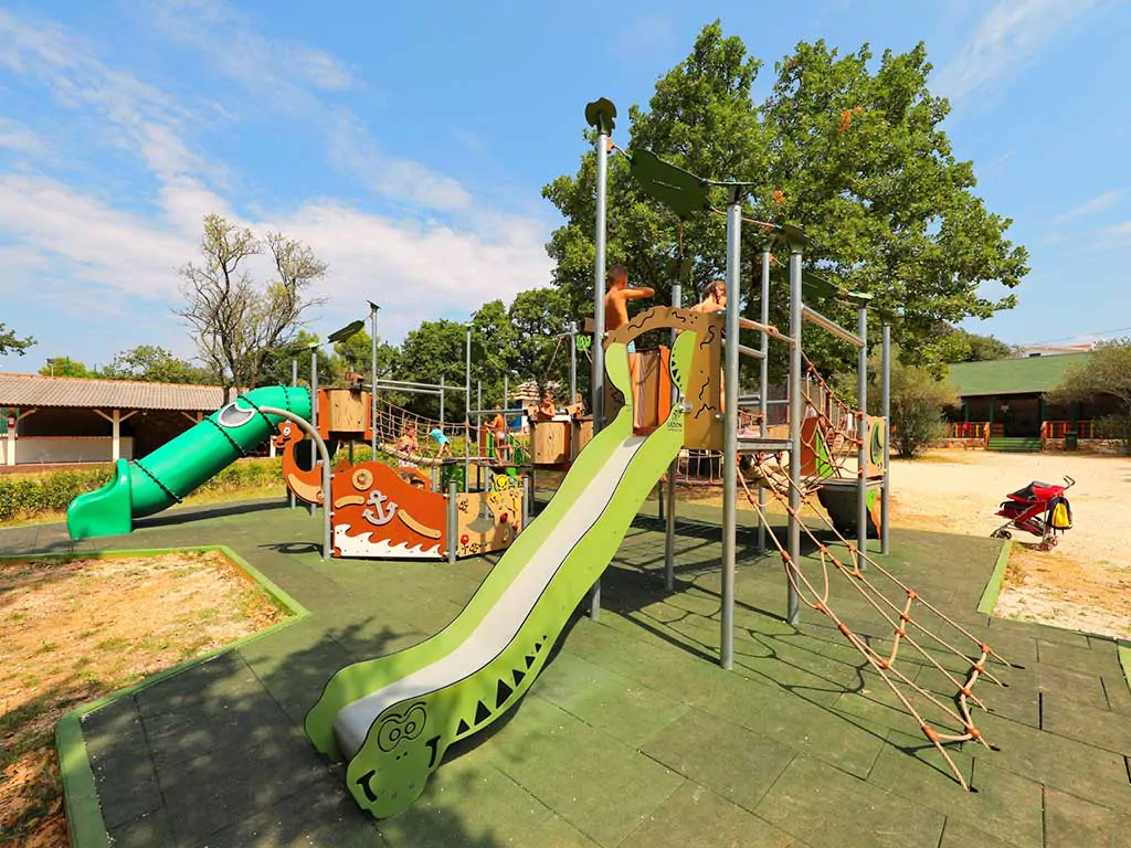 camping-pine-beach-pakostane-children-playground