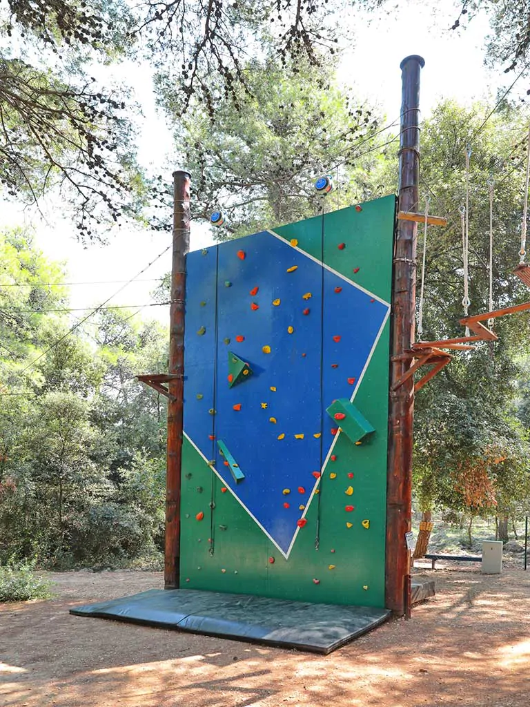 camping-pine-beach-pakostane-climbing-wall-i