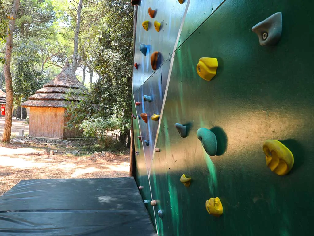 camping-pine-beach-pakostane-climbing-wall
