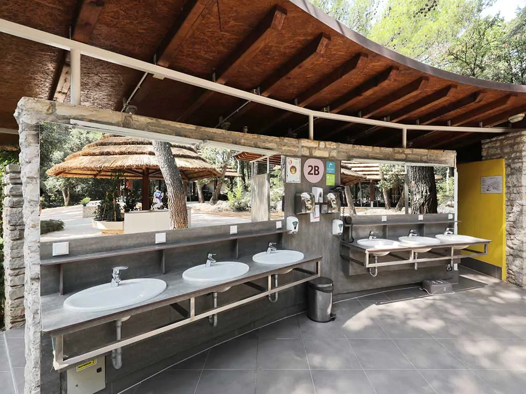 camping-pine-beach-pakostane-sanitary-facilities