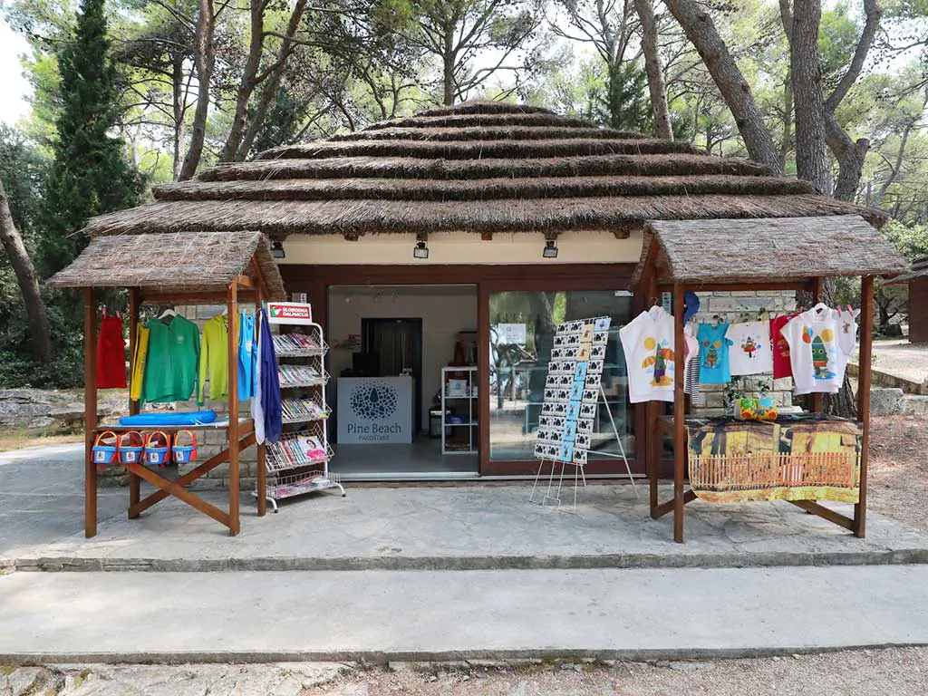 camping-pine-beach-pakostane-souvenir-shop-iii
