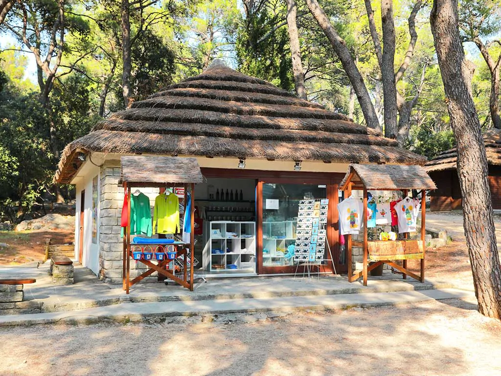 camping-pine-beach-pakostane-souvenir-shop