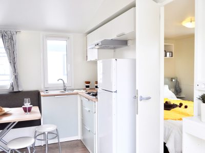 campsite-amadria-park-sibenik-mobile-home-solaris-6-interior-living-room-kitchen