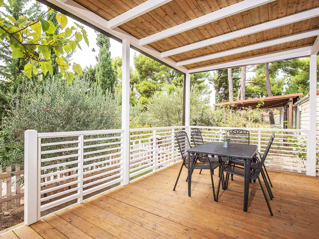 campsite-stobrec-mobile-home-comfort-plus-exterior-fence-dining-table