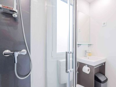 campsite-stobrec-mobile-home-comfort-plus-interior-bathroom