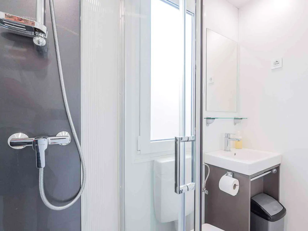 campsite-stobrec-mobile-home-comfort-plus-interior-bathroom