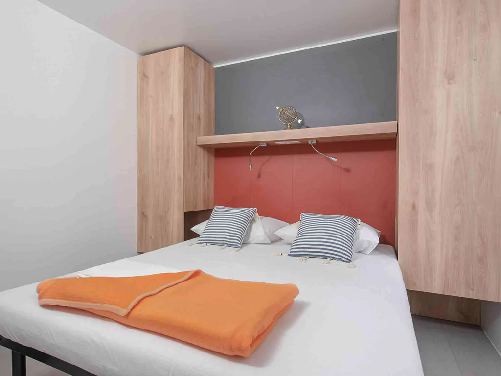 campsite-stobrec-mobile-home-comfort-plus-interior-bedroom-double-bed