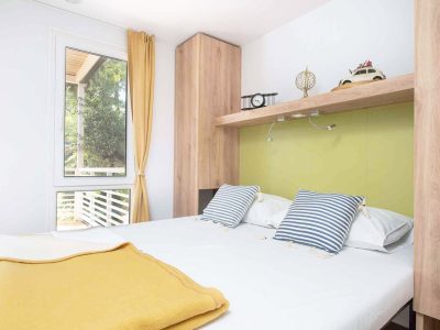 campsite-stobrec-split-mobile-homes-comfort-split-bedroom-double-bed-window-view