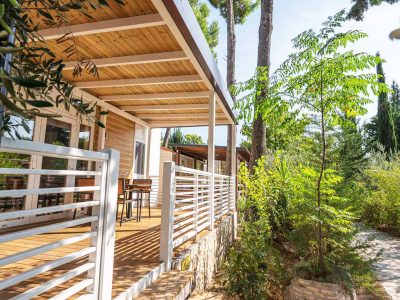 campsite-stobrec-split-mobile-homes-comfort-split-exterior-terrace-dining-table