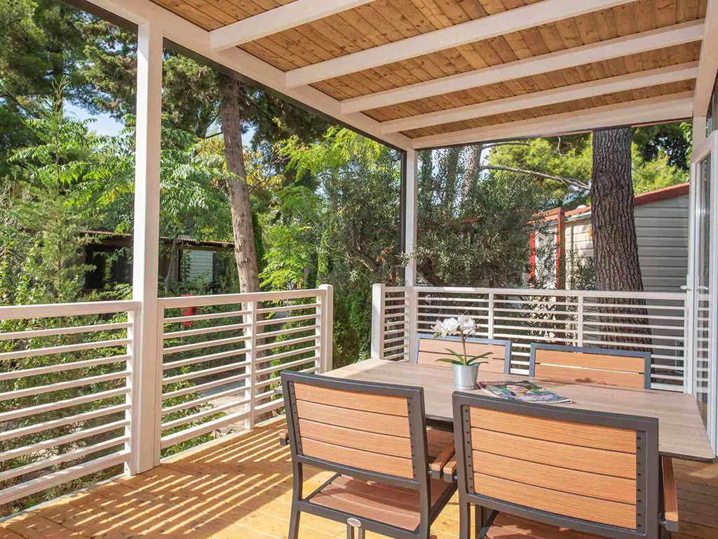 campsite-stobrec-split-mobile-homes-comfort-split-exterior-terrace-dining-table-i