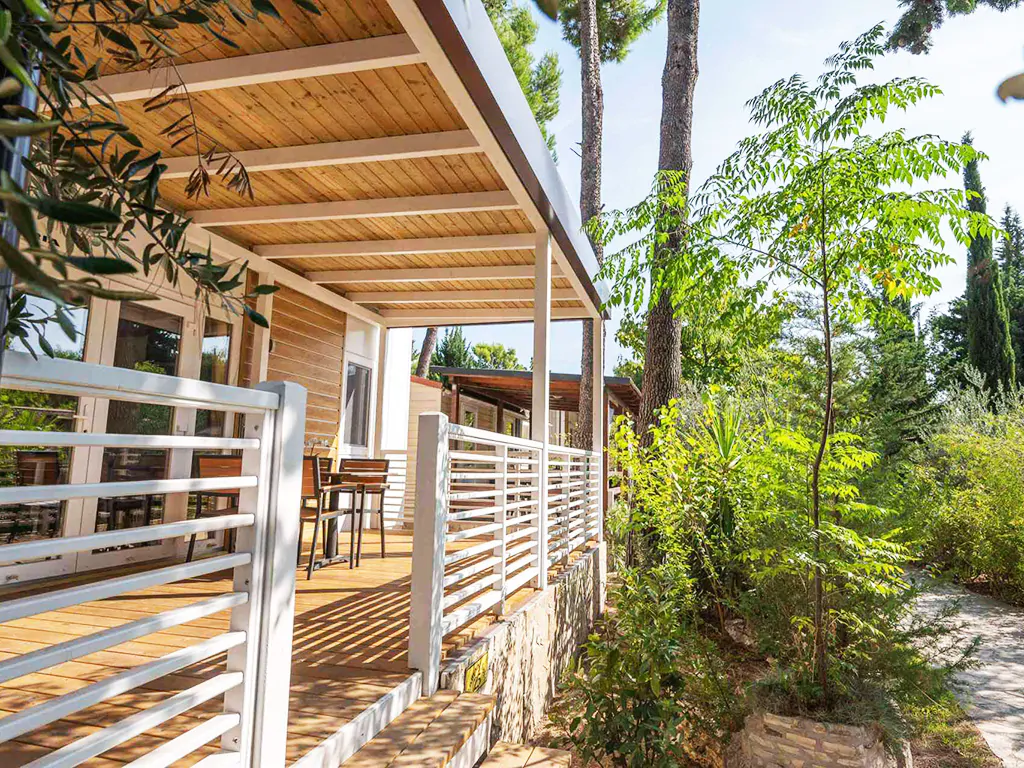 campsite-stobrec-split-mobile-homes-comfort-split-exterior-terrace-dining-table