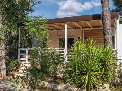 campsite-stobrec-split-mobile-homes-comfort-split-exterior-terrace-green-surrounding