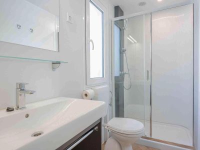 campsite-stobrec-split-mobile-homes-comfort-split-interior-bathroom-shower-cabin