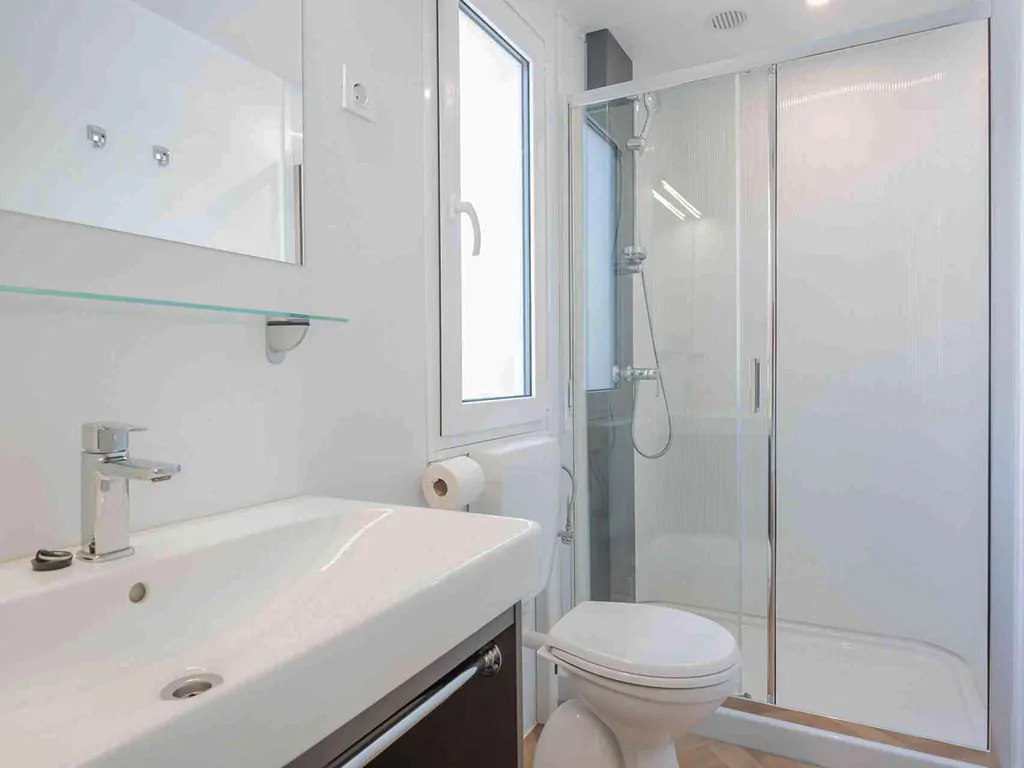campsite-stobrec-split-mobile-homes-comfort-split-interior-bathroom-shower-cabin