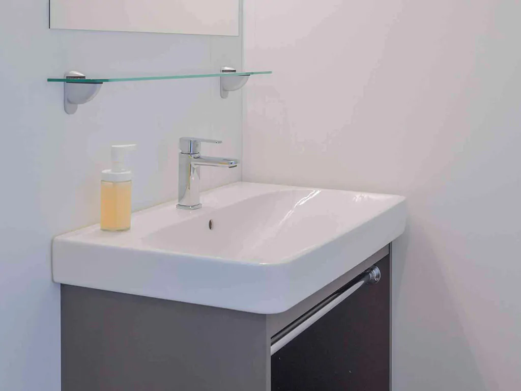 campsite-stobrec-split-mobile-homes-comfort-split-interior-bathroom