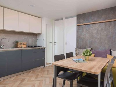 campsite-stobrec-split-mobile-homes-comfort-split-interior-kitchen-dining-table