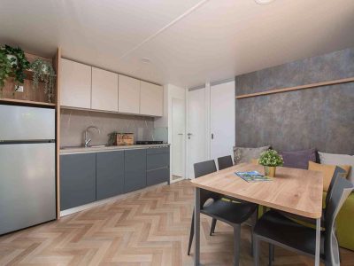 campsite-stobrec-split-mobile-homes-comfort-split-interior-kitchen-dining-table-refrigerator