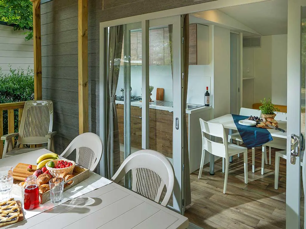giotto-plus-mobile-home-terrace-and-interior-1