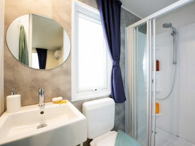 happy-superior-mobile-home-bathroom