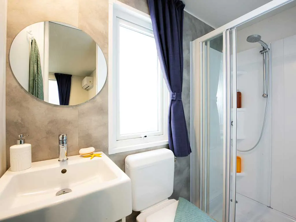 happy-superior-mobile-home-bathroom