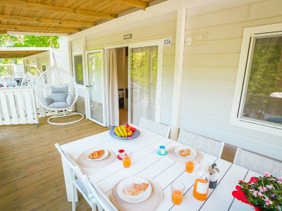 happy-superior-mobile-home-exterier-terace-breakfast-3