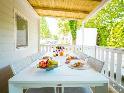 happy-superior-mobile-home-exterier-terace-table-breakfast-3