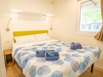happy-superior-mobile-home-interier-bedroom-double-bed-3