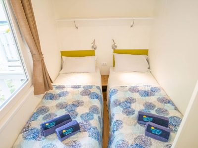 happy-superior-mobile-home-interier-bedroom-single-beds-3