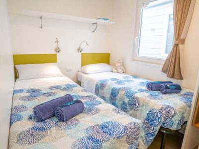 happy-superior-mobile-home-interier-bedroom-single-beds-different-angle-3