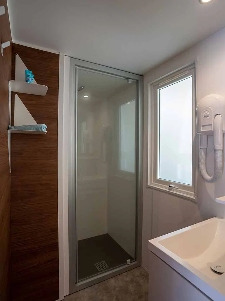 mobile-home-happy-premium-suite-shower-3