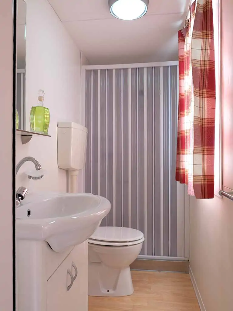 mobile-home-happy-standard-bathroom-3