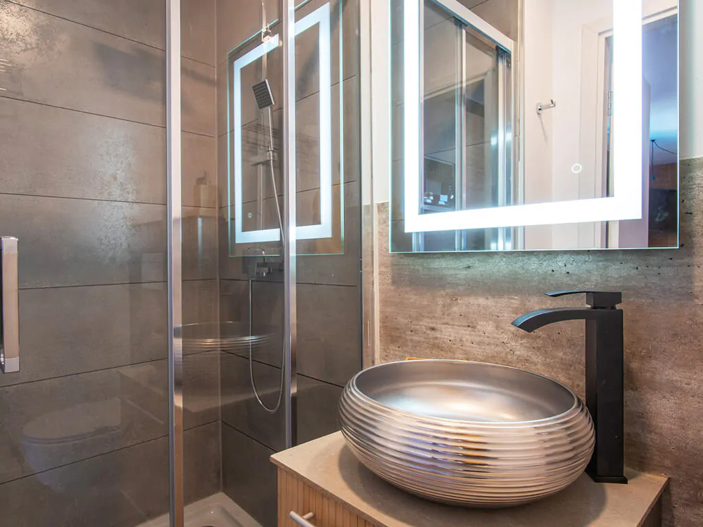 noa-glamping-resort-mobile-home-interior-bathroom-sink