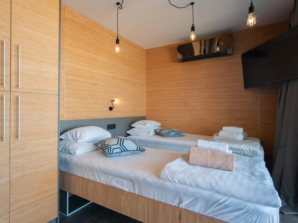 noa-glamping-resort-mobile-home-interior-bedroom-closet-tv