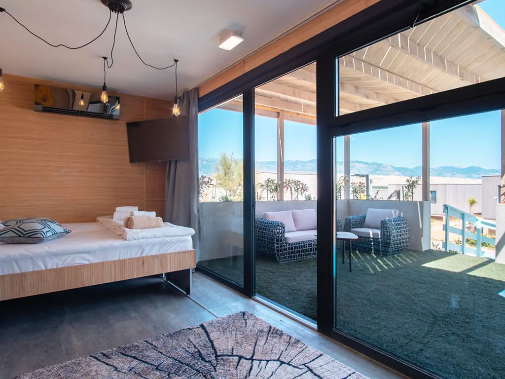 noa-glamping-resort-mobile-home-interior-bedroom-view-on-mountains