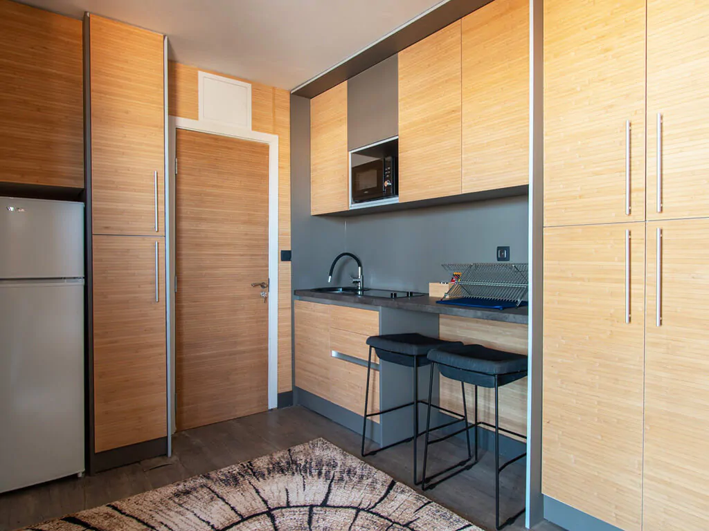 noa-glamping-resort-mobile-home-interior-equipped-kitchen
