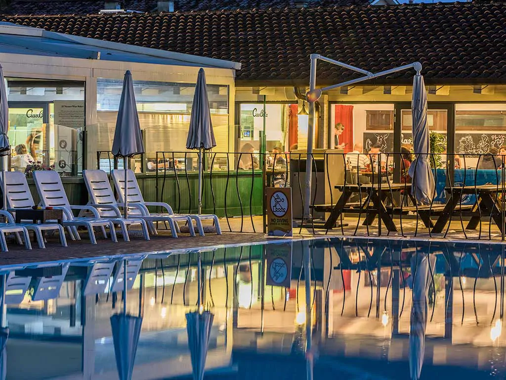 venezia-camping-in-town-restaurant-and-pool-area